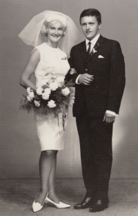 The newlyweds Šacherovi, 1966