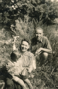 Olga Soldanová with her father and aunt, 1947 

