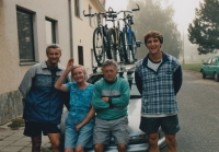 Oto Šacher (uprostřed) s rodinou, 2001