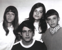 Se sourozenci Kateřinou, Konstantinem a Stavrulou, Hynčice, 60. léta