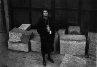 Emila Medková s fotoaparátem na Kampě, Praha 1962
Fotografovala dcera Eva Kosáková