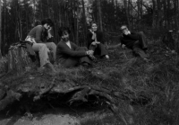 Se surrealisty manželi Effenbergerovými. Zleva Eva Kosáková, Eva Effenbergerová, Emila Medková, Vratislav Effenberger, na výletě u Šternberka, 1975