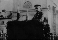 Rudolf Medek hovořící z tribuny k legionářům, 1925