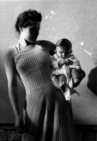 Eva Kosáková s maminkou Emilou Medkovou, Šternberk 1952