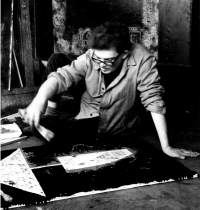 Mikuláš Medek při práci se špachtlí, ateliér Letná, Praha asi 1965/66