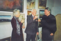 Vladislav Trampota (vpravo) v ateliéru s plk. Zadrobílkem, letcem RAF