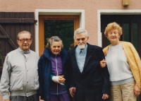 Zleva: Mudr. Krejčí, Alena Baizeau, strýc Otto Šacher a Věra Krejčí, 1990