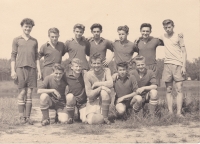 Jaroslav (vpravo dole sedící) - fotbal v Kostelci nad Labem, mužstvo dorostu, 1952