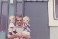 Jaroslav se syny Davidem a Jakubem, Montreal, 1969