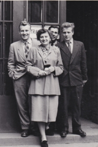 Jaroslav vpravo s kolegy z Potravinoprojektu, Praha, 1960