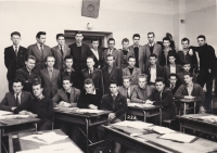 Jaroslav (třetí vpravo, čtvrtá řada shora) na fotografii třídy SPŠ Elektro Na Příkopech, Praha, 1958