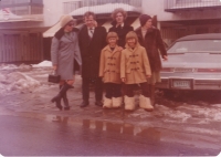 Rodina Sixtova před domem v Montrealu, 1978