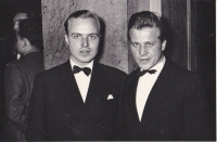 Jaroslav (vpravo) se starším bratrem na Moravském plese v Obecním domě, Jaroslav tam tančil Moravskou besedu, Praha, 1956