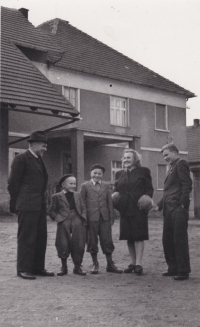 Jaroslav (uprostřed) s celou rodinou na statku ve Velimi, cca 1948