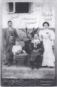 Děti dědy ing. Sixty: Jindřich (otec Jaroslava - 2 roky, sedí na židli), za ním stojící Vlastimil a Josef, sedící Štěpánka, stojící Marie, Velim, cca 1905
