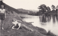 Rodiče Sixtovi u Sázavy v trávě, Nespeky, cca 1952