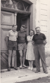S rodiči, Jaroslav uprostřed s mladším bratrem Přemyslem; před starým mlýnem, Nespeky, 1955