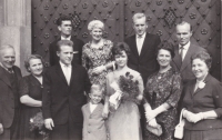 Svatba Jaroslava s Gitou, před Novoměstskou radnicí; zleva rodiče Jaroslava, vedle nevěsty matka Miroslava, Praha, 1963