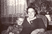 Josef Čunek s babičkou Marií (z otcovy strany). roz. Skalkovou z Kozojídek u Strážnice, hotel Moskva při svatební události v rodině, 1959