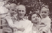 Pamětník s rodiči a sestrou Janou, 1959