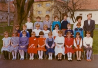 During the time when the contemporary witness worked as a pastor in Lidečko; 4th grade elementary school pupils from the religious education class; the school director Růžena next to the contemporary witness, 1989
