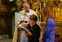 Děti čtou přímluvy při obnově manželských slibů rodičů (Řeřichovi) v kostele sv. Ignáce v Praze, 2014