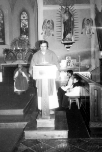 Pohřeb babičky, první slavení mše před širokým příbuzenstvem, Proseč u Skutče, 1989