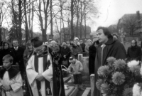 Pohřeb babičky, příbuzní – první slavení mše před širokou rodinou, Proseč U Skutče, 1989