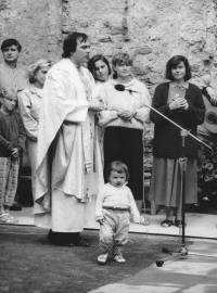 První pouť v Neratově (zleva) Pavla Předotová, sestra Eva, Anežka Fuchsová (dítě), 1991