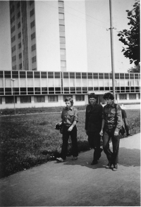 Na vojně v Lounech uprostřed, zleva Evžen Adámek, zprava Martin Holík, 1978