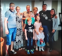 Současná rodinná fotografie – po stranách synové s manželkami, vzadu uprostřed Jan Procházka s manželkou, v popředí vnoučata