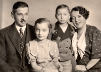 Rodina Grünwaldova - otec Leo, dcera Gertruda (Eva), syn Bedřich a matka Karolina, 1938