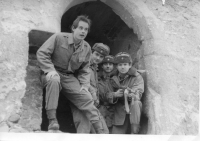 František Peringer (vlevo) se dvěma řidiči z ošetřovny a lékařem Janem Denigerem (vpravo)