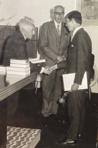 Pavel Kalivoda u maturity, vzadu otec Karel, 1974