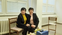 Dvojčata Jiřina Langová a Hana Bubníková na návštěvě ve škole