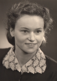 Eva Trejbalová, a graduant (here still Nejezchlebová) 