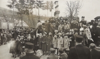 Rodiště manžela pamětnice,  Březnice u Zlína, svěcení kříže, krátce po první světové válce