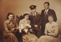 Svatba sestry Anežky a Františka Havelky, vlevo dole sestra Ludmila, vpravo pamětnice, 1953
