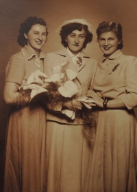 Svatba sestry Anežky,  vlevo sestra Ludmila, vpravo pamětnice, 1953