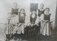 Zleva maminka pamětnice Františka Polanská, její sestra Kristýna, babička pamětnice Kateřina Rožková, tchyně a maminčiny sestry Marie a Anna, Bánov 1918