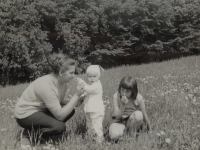 Pamětnice s dcerami Alicí a Marcelou, Četyn, 1969