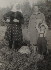 Návštěva poutního místa, maminka pamětnice, Františka Polanská, pamětnice a její dcera Marcela, Provodov, 1964