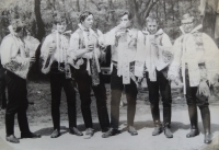 Dožínky, Fr. Sedláček druhý zprava, Veselí nad Moravou, 1968