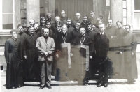 Závěr na fakultě, pamětník se spolužáky – dole uprostřed biskup Tomášek, Litoměřice, 1975