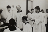 Udílení služeb v seminární kapli Litoměřice, vlevo biskup Tomášek, v pozadí vlevo nad ním Václav Malý, 1973–1974