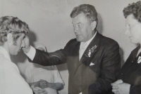Tatínek Jan Sedláček v rodném domě při primiční slavnosti, Veselí nad Moravou, 1975