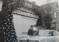 Primice, před rodným domem ve Veselí nad Moravou, 29. června 1975