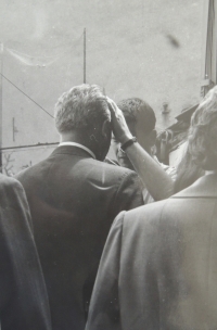 Novokněžské požehnání doma na dvoře, požehnání uděluje Jiří Paďour, pozdější biskup, Veselí nad Moravou, 1975
