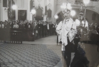 Fr. Sedláček jako bohoslovec v kroji v Litoměřicích v katedrále, 1973