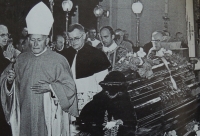 Fotografie z publikace o Š. Trochtovi, pohřeb
